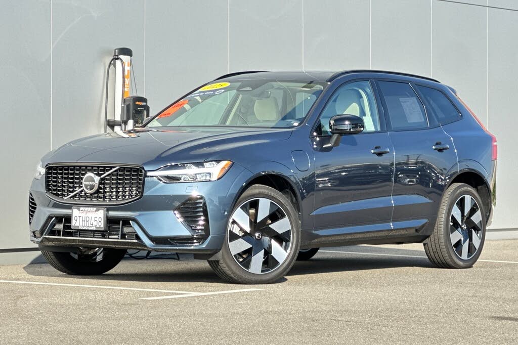 2025 Volvo XC60 Recharge T8 Plus Dark Theme eAWD