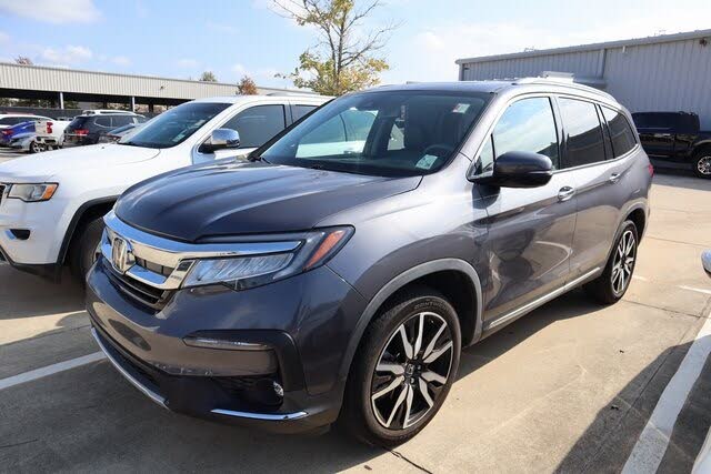 2022 Honda Pilot Touring FWD with Rear Captain's Chairs