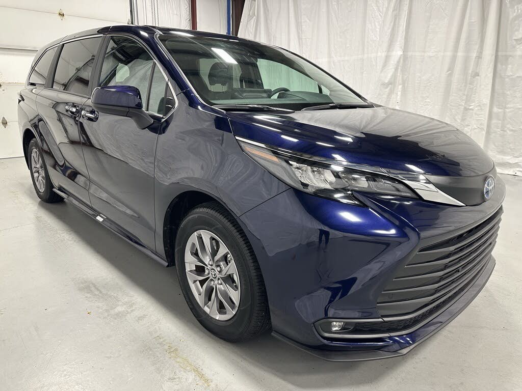 2025 Toyota Sienna XLE 8-Passenger FWD