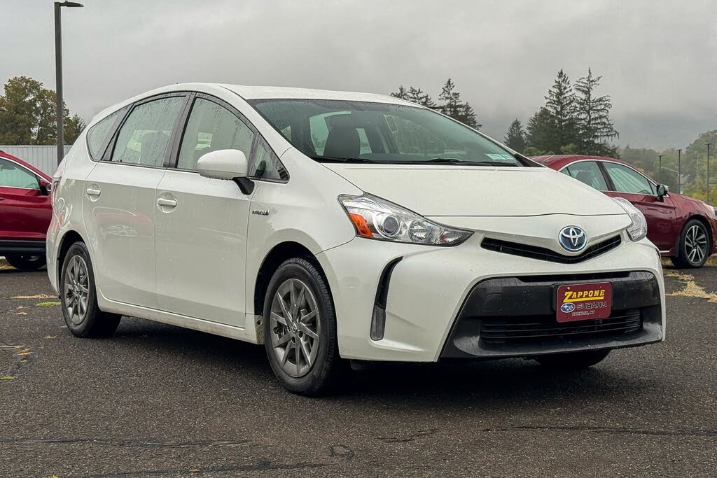 2017 Toyota Prius v Four FWD