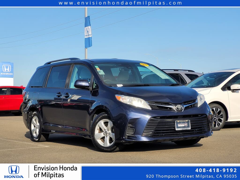 2019 Toyota Sienna LE 7-Passenger FWD with Auto-Access Seat