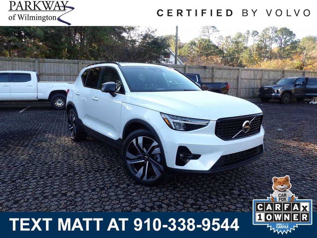 2024 Volvo XC40 B5 Plus Dark Theme AWD
