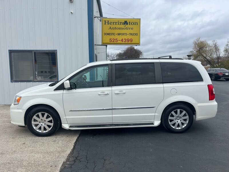2013 Chrysler Town & Country Touring FWD