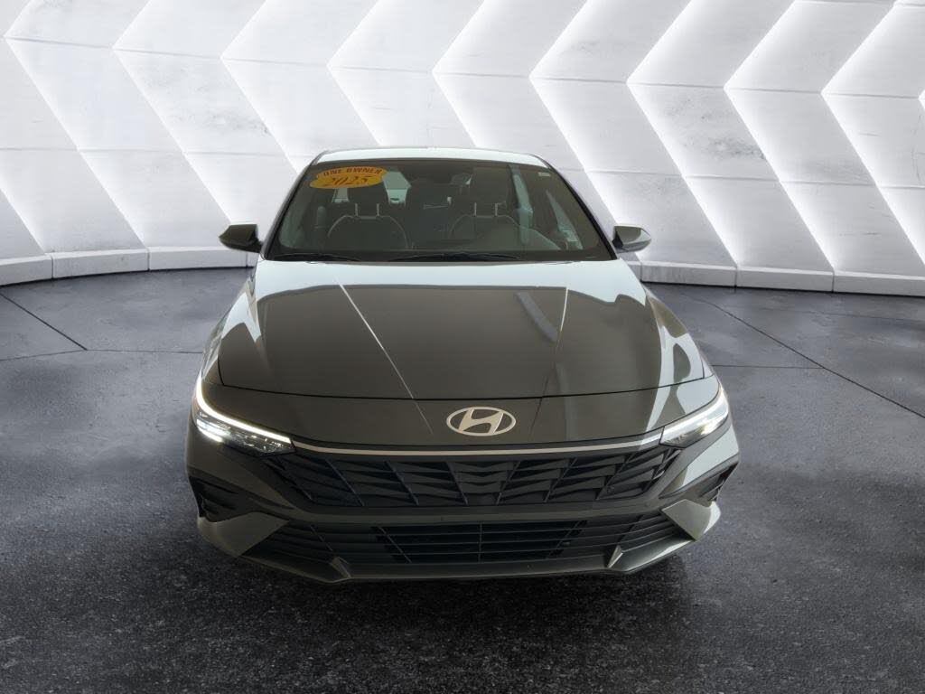 2025 Hyundai Elantra SE FWD