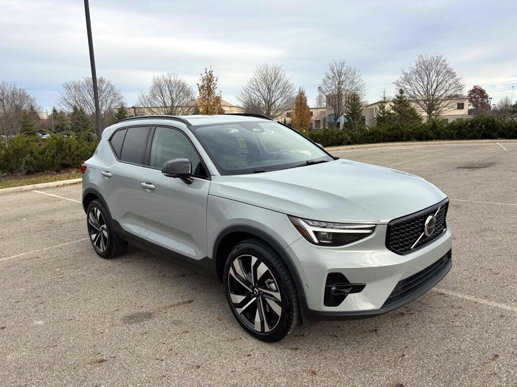 2025 Volvo XC40 B5 Ultra Dark Theme AWD