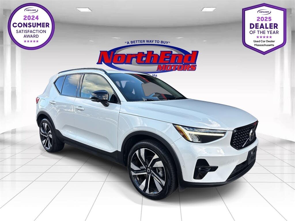 2024 Volvo XC40 B5 Plus Dark Theme AWD