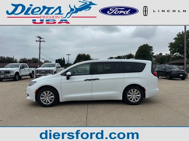 2020 Chrysler Voyager L FWD