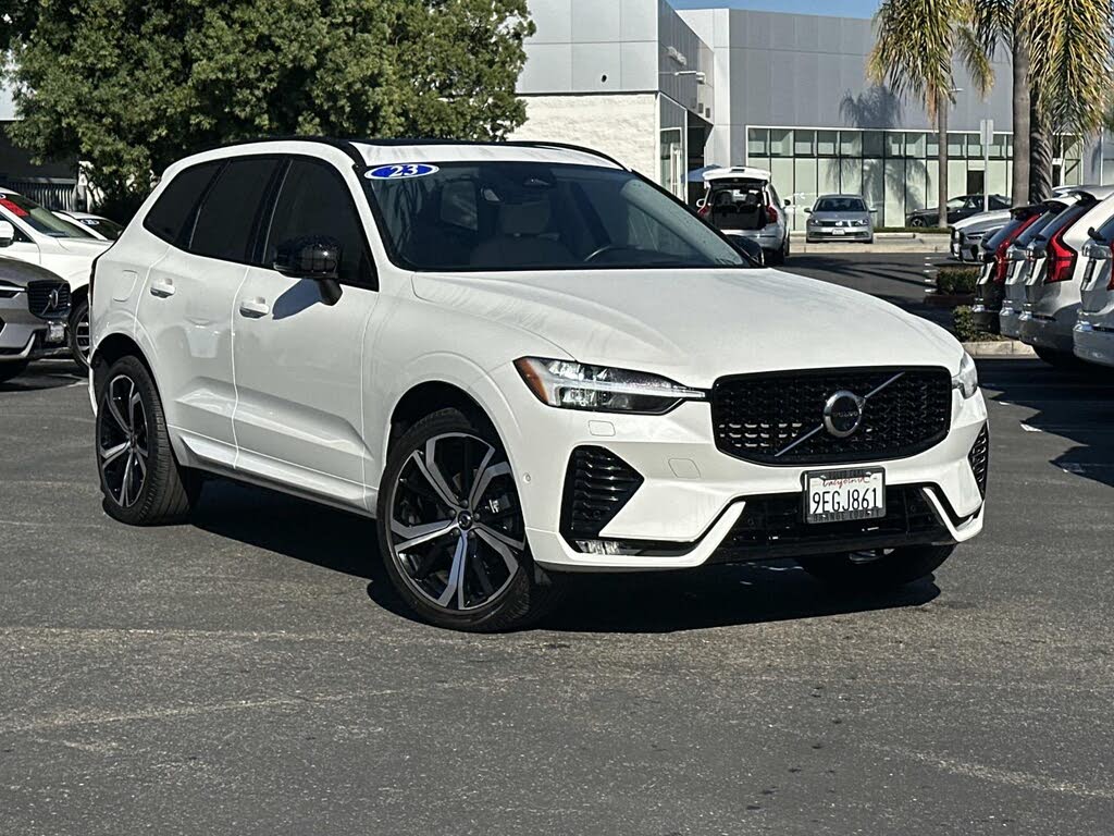 2023 Volvo XC60 B5 Ultimate Dark Theme FWD