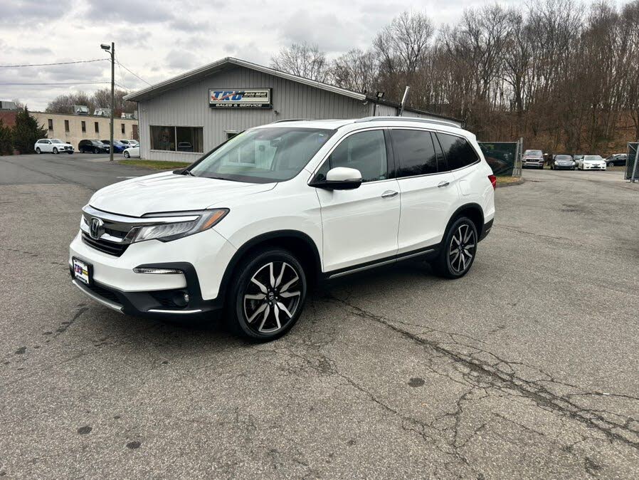 2021 Honda Pilot Touring AWD with Rear Captains Chairs
