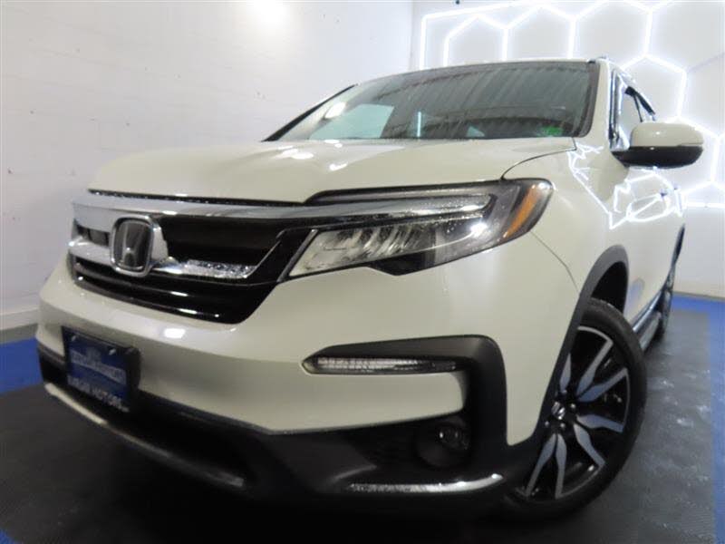 2019 Honda Pilot Touring AWD with Rear Captain's Chairs