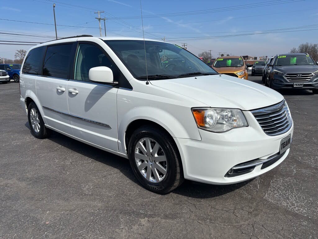 2016 Chrysler Town & Country Touring FWD