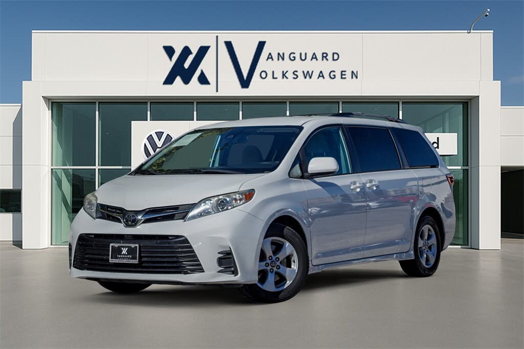 2020 Toyota Sienna LE 7-Passenger FWD with Auto-Access Seat