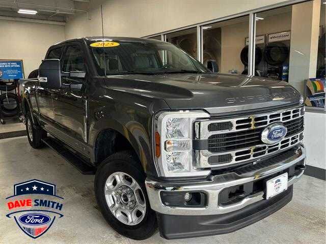 2025 Ford F-250 Super Duty XLT Crew Cab 4WD
