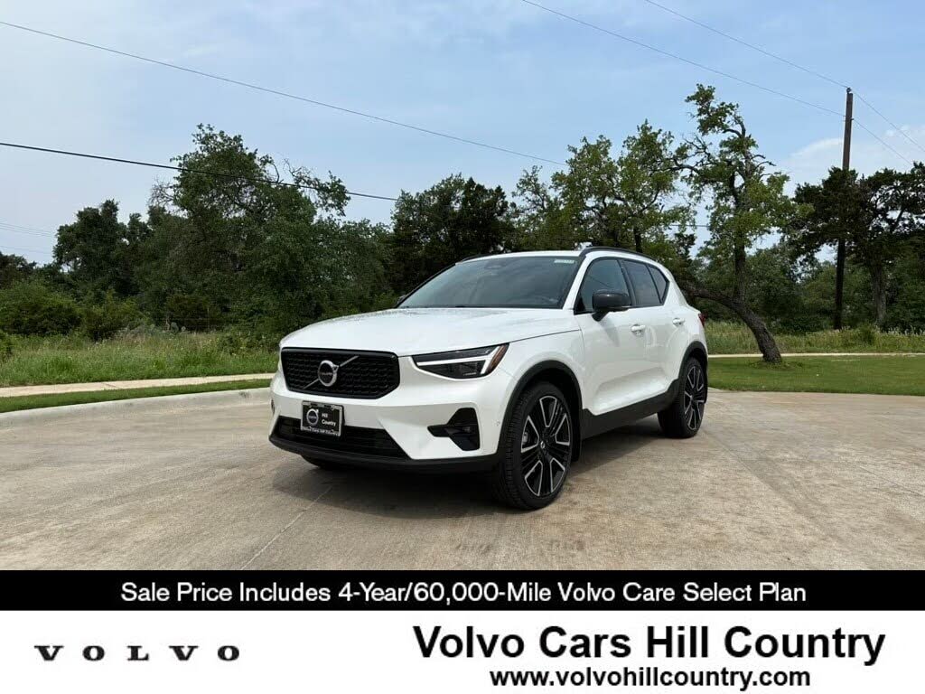 2024 Volvo XC40 B5 Ultimate Dark Theme AWD