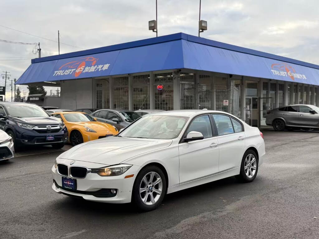 BMW 3 Series 320i Sedan RWD 2012