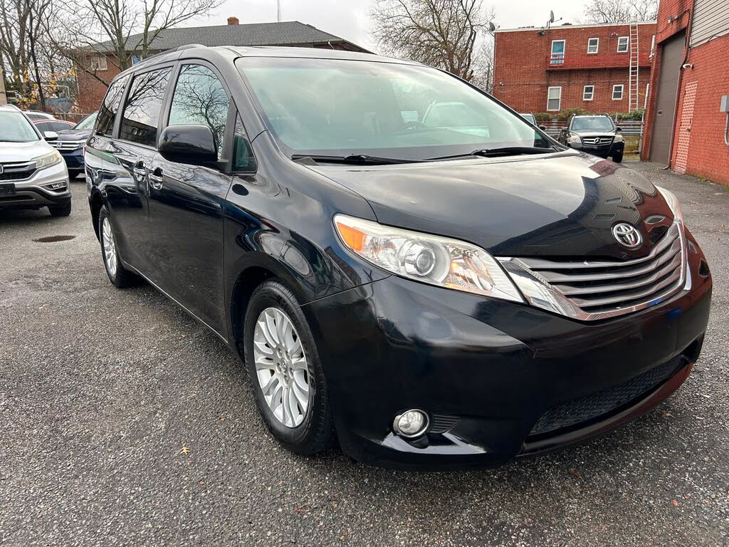 2017 Toyota Sienna XLE Premium 8-Passenger FWD