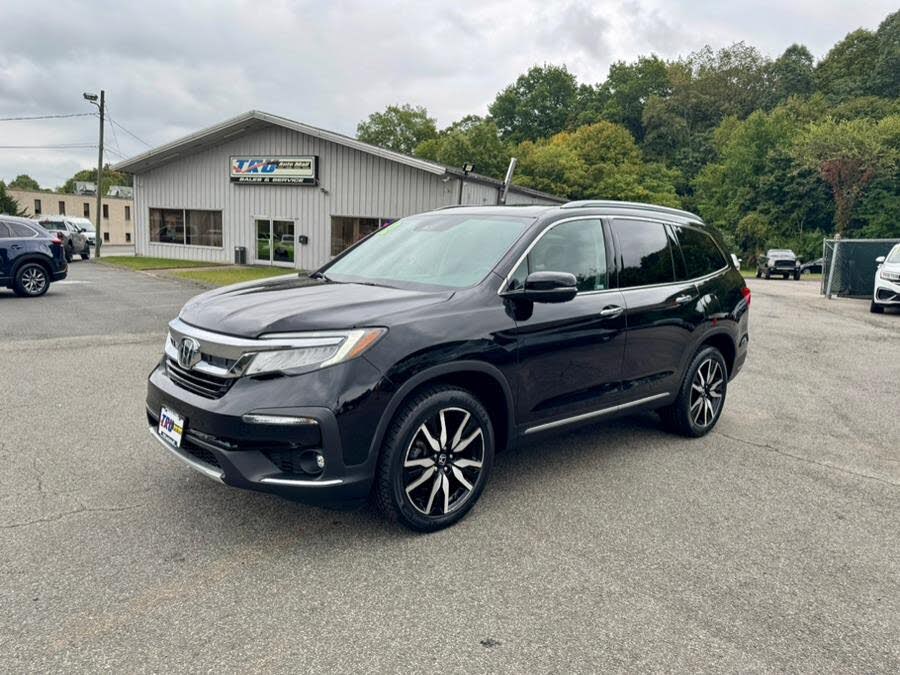 2022 Honda Pilot Touring AWD with Rear Captain's Chairs