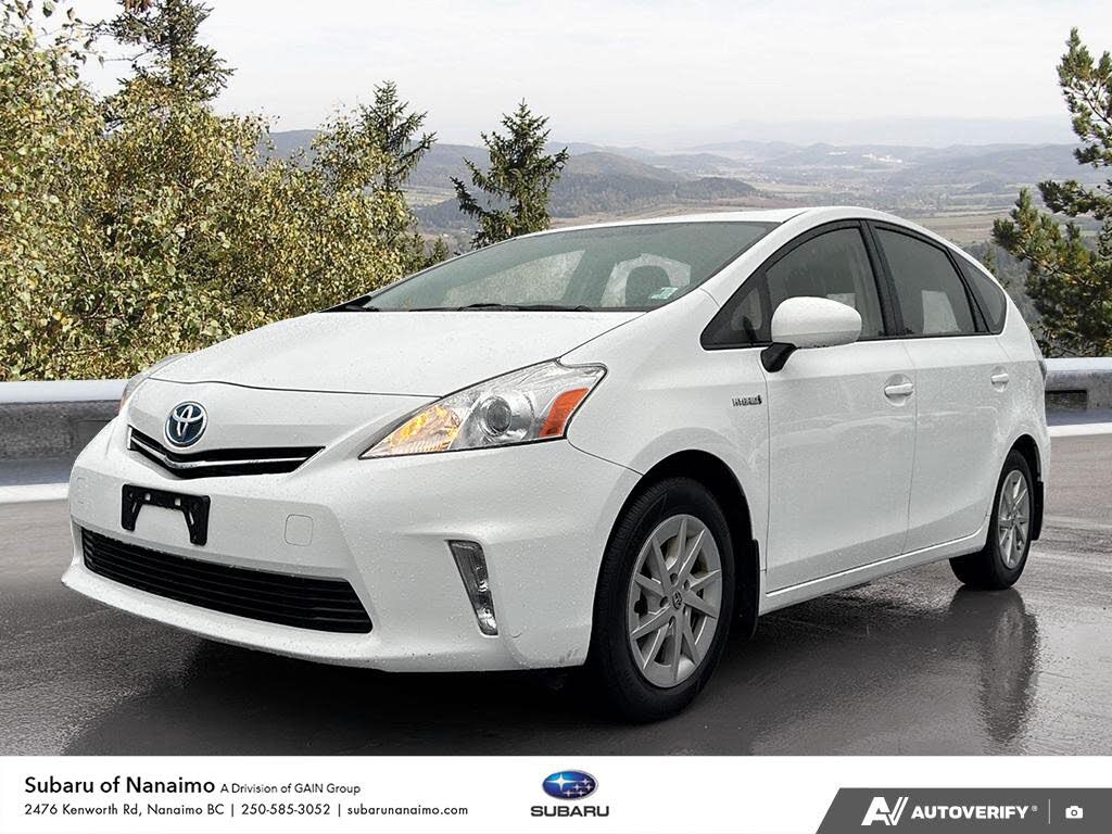 2013 Toyota Prius v FWD