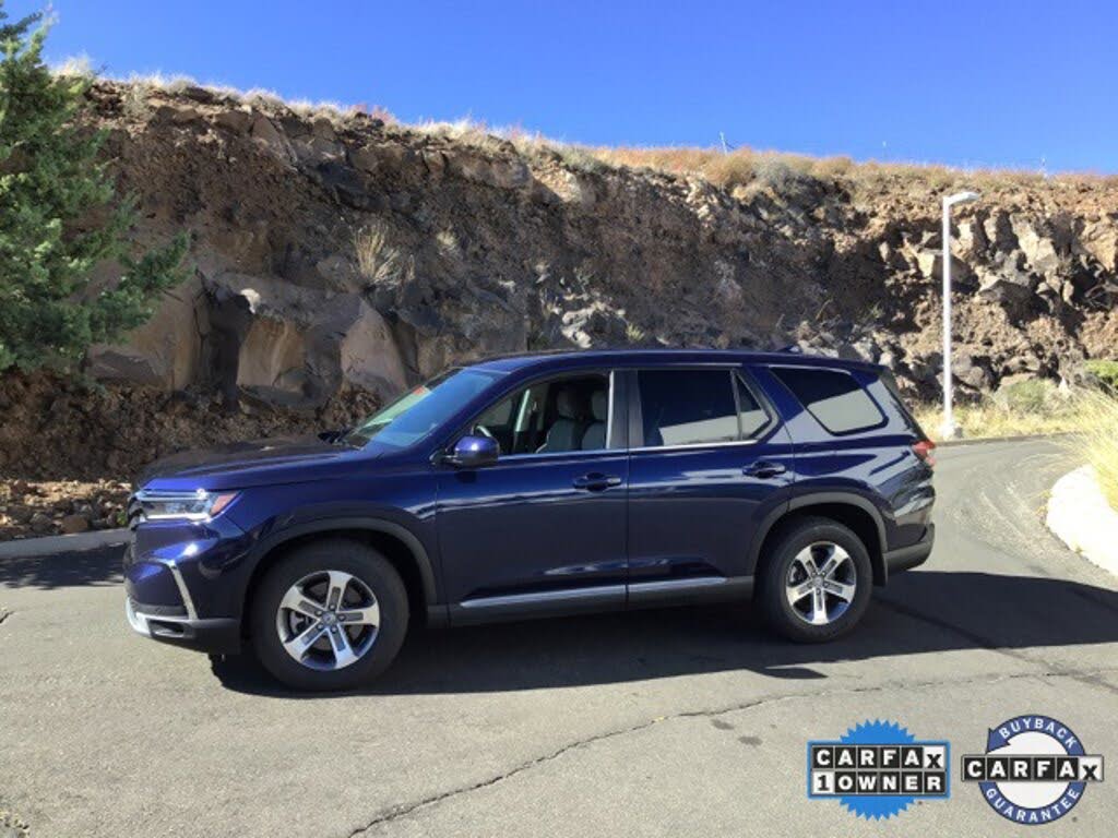 2023 Honda Pilot EX-L AWD with Captains Chairs