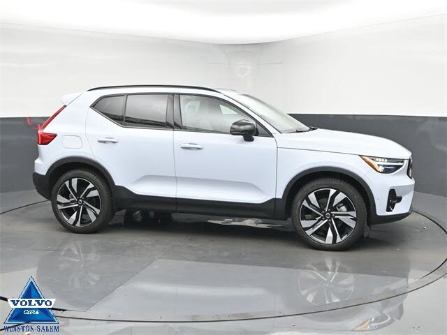 2024 Volvo XC40 B5 Ultimate Dark Theme AWD