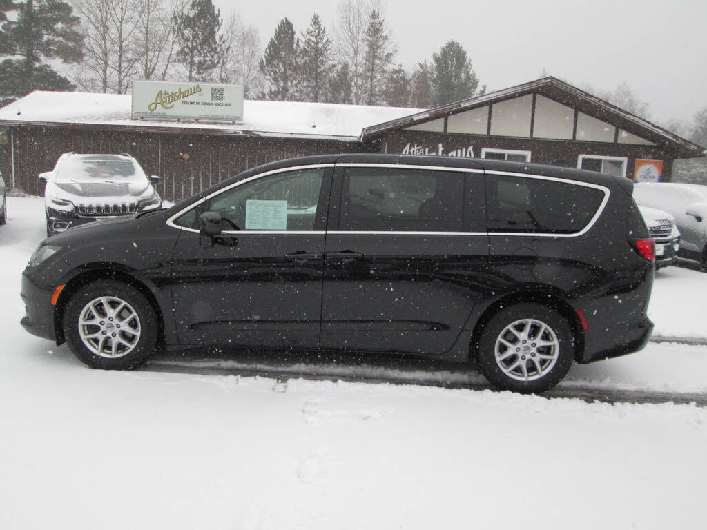 2022 Chrysler Voyager LX FWD