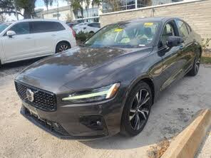 Volvo S60 B5 Plus Dark Theme AWD