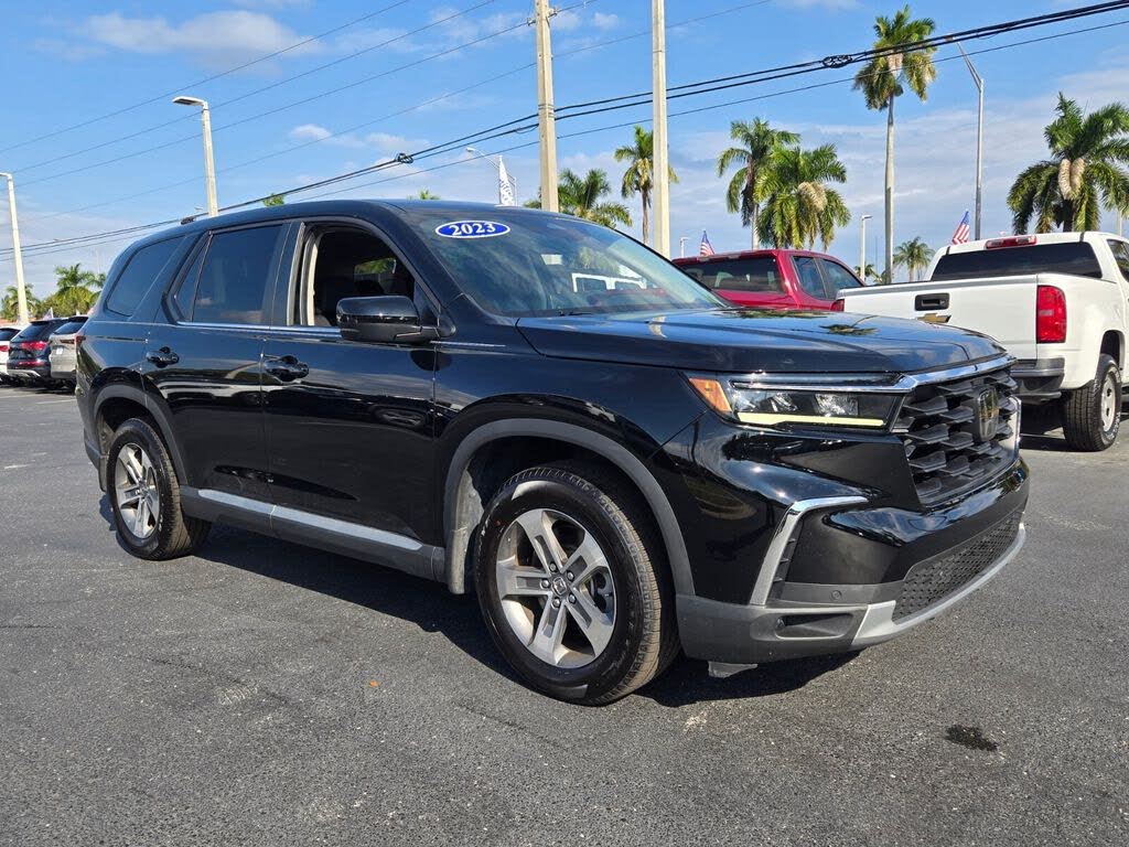 2023 Honda Pilot EX-L AWD with Captains Chairs