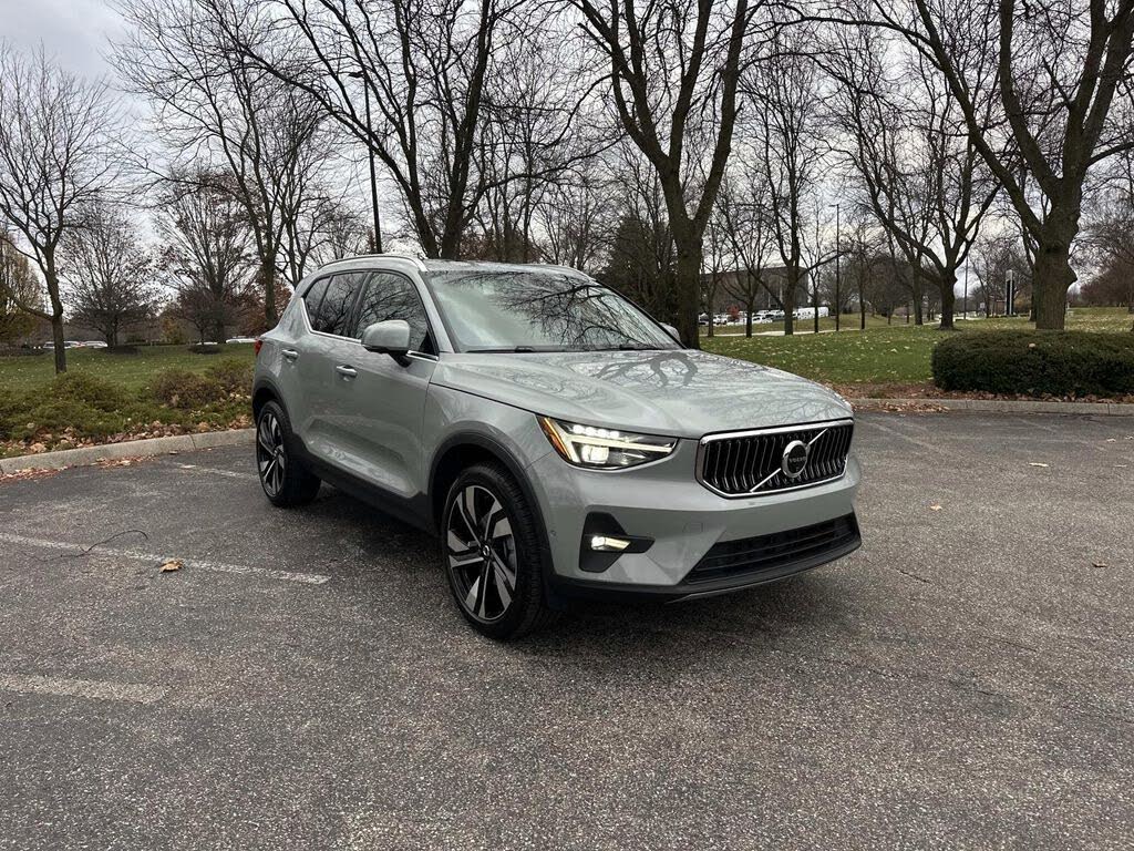 2025 Volvo XC40 B5 Ultra Bright Theme AWD