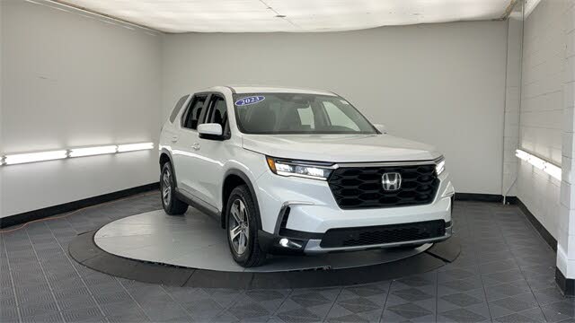 2023 Honda Pilot EX-L AWD with Captains Chairs