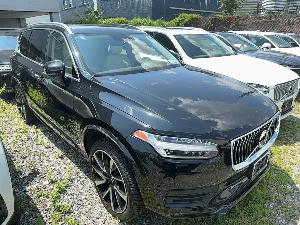 2022 Volvo XC90 T6 Momentum 7-Passenger AWD