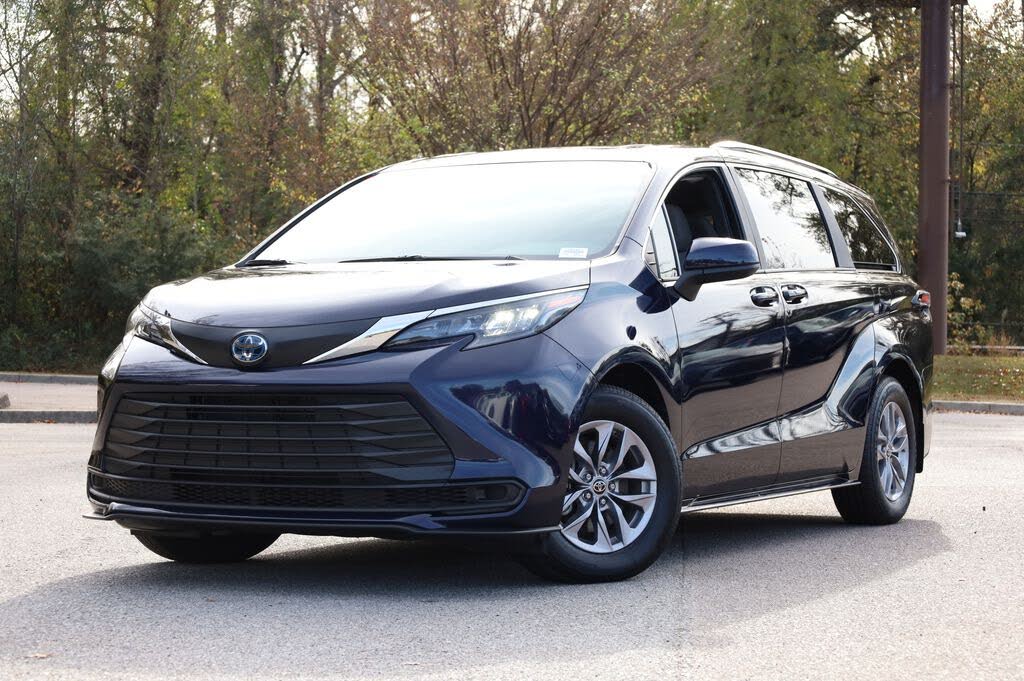 2025 Toyota Sienna LE 8-Passenger FWD