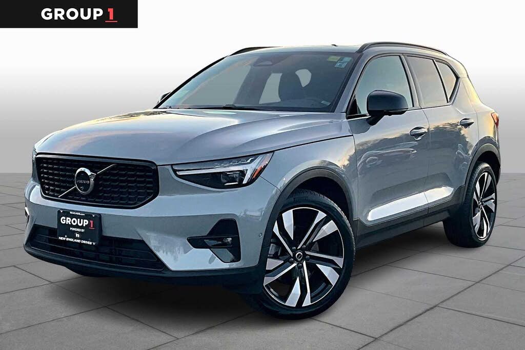 2024 Volvo XC40 B5 Plus Dark Theme AWD