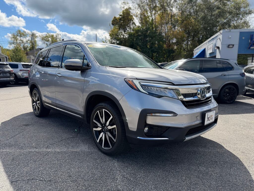 2022 Honda Pilot Touring AWD with Rear Captain's Chairs