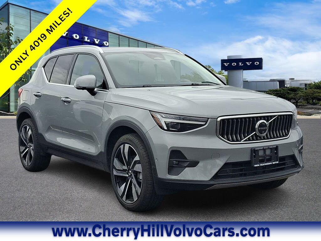 2025 Volvo XC40 B5 Ultra Bright Theme AWD