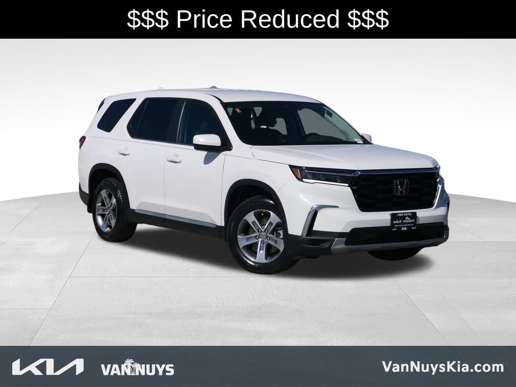 2023 Honda Pilot EX-L AWD with Captains Chairs