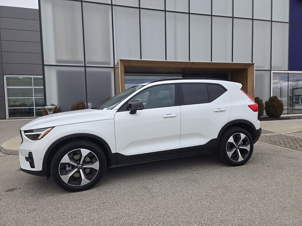 2025 Volvo XC40 B5 Plus Dark Theme AWD