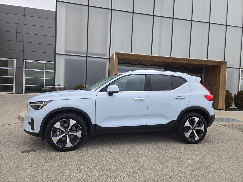 2025 Volvo XC40 B5 Plus Bright Theme AWD