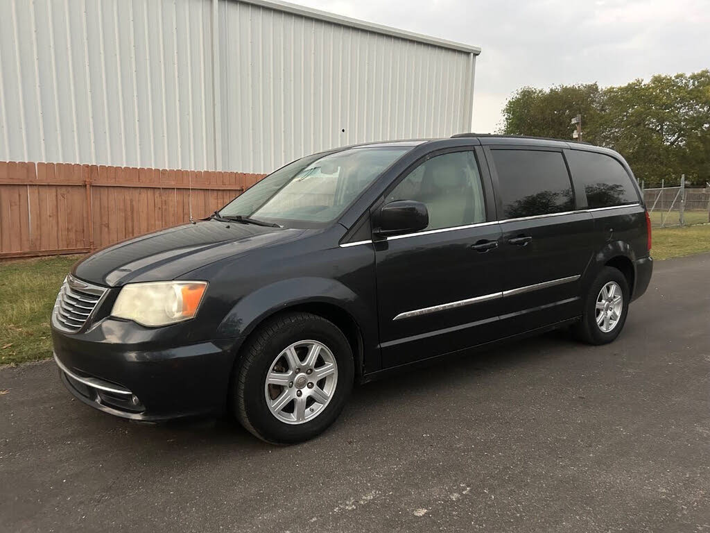 2013 Chrysler Town & Country Touring FWD