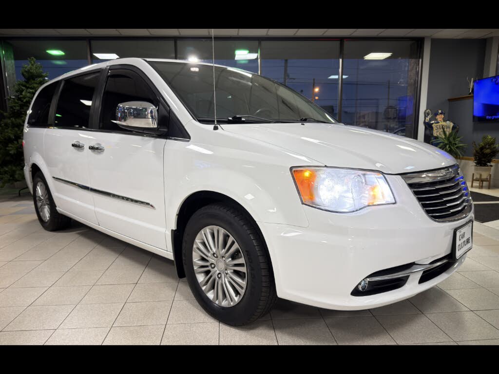 2016 Chrysler Town & Country Anniversary Edition FWD