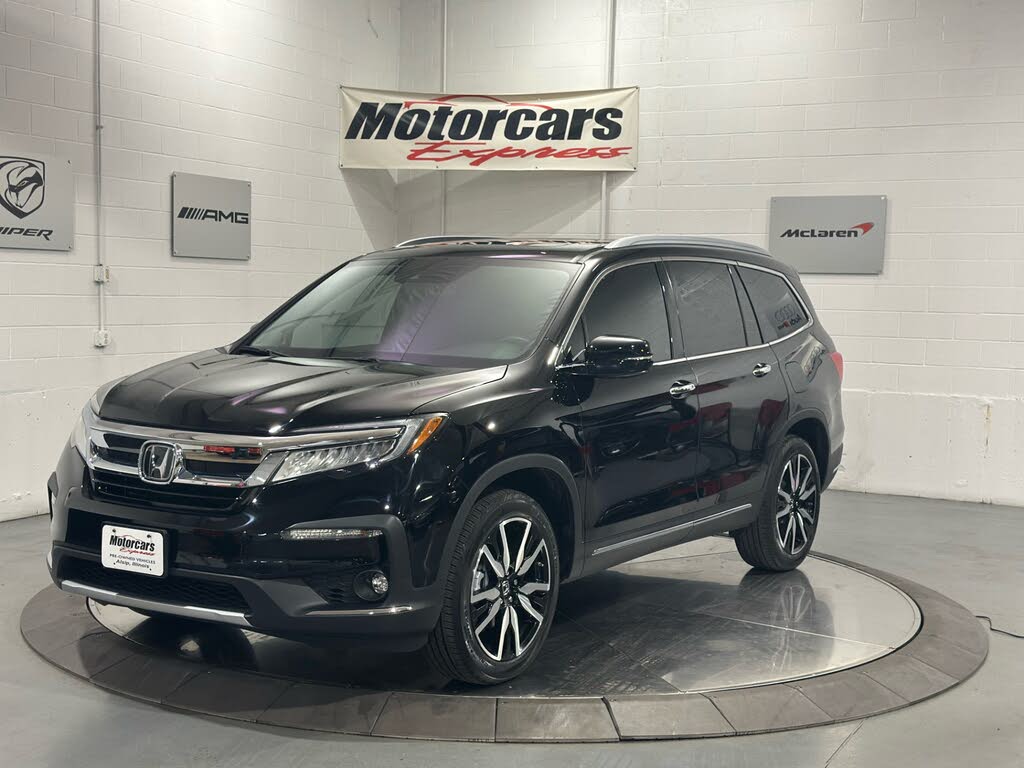 2022 Honda Pilot Touring AWD with Rear Captain's Chairs