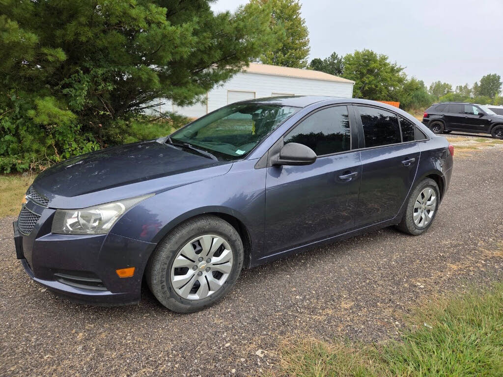 2013 Chevrolet Cruze LS Sedan FWD