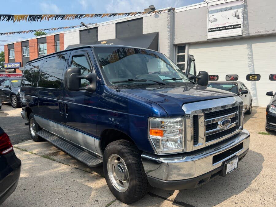 2010 Ford E-Series E-150 XLT Passenger Van