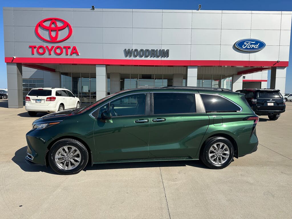 2022 Toyota Sienna XLE 8-Passenger FWD