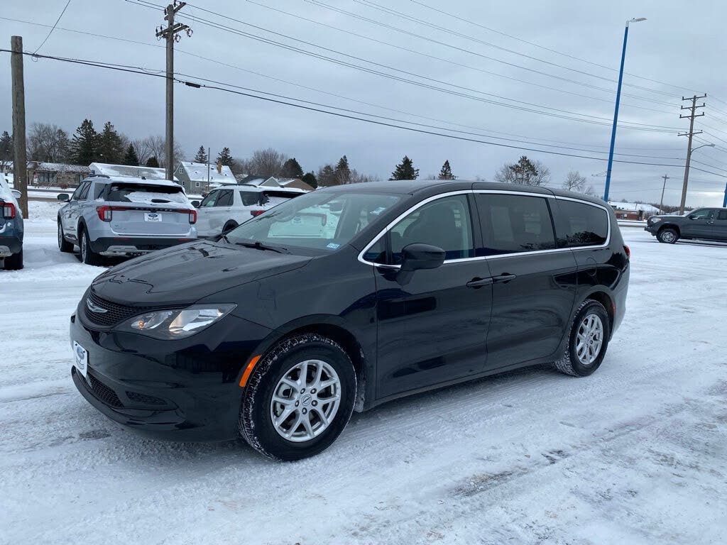 2022 Chrysler Voyager LX FWD