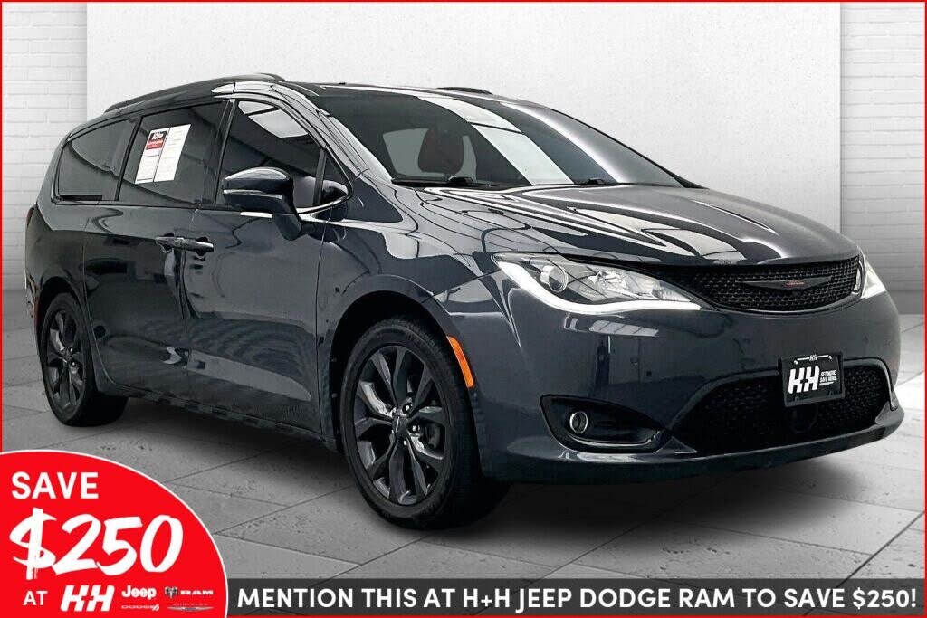 2020 Chrysler Pacifica Limited Red S FWD