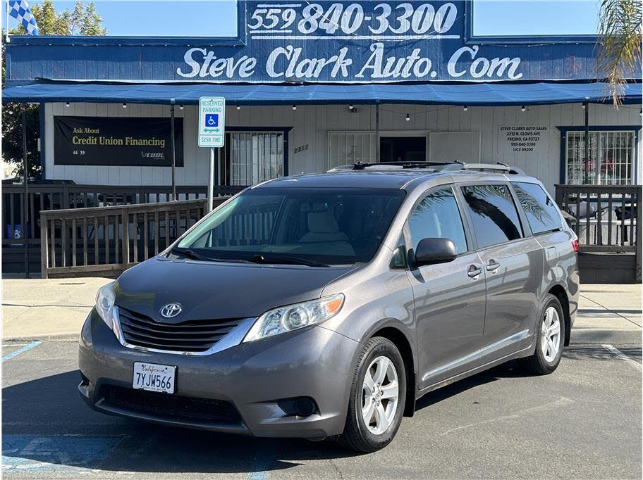 2017 Toyota Sienna LE 7-Passenger Auto Access Seat FWD