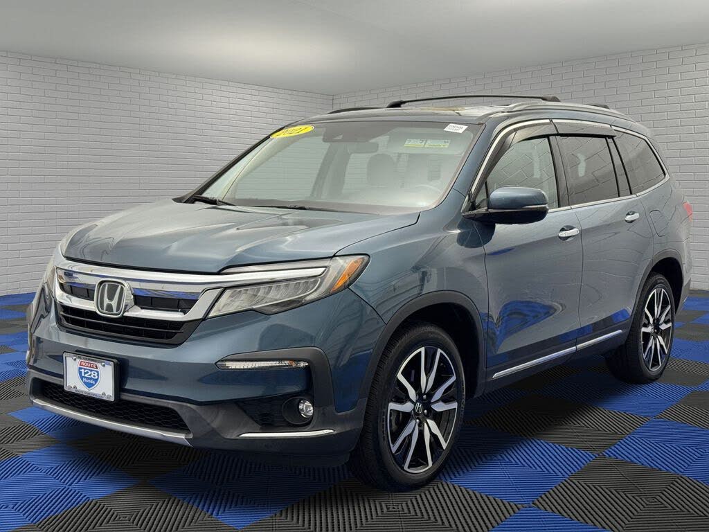 2021 Honda Pilot Touring AWD with Rear Captains Chairs