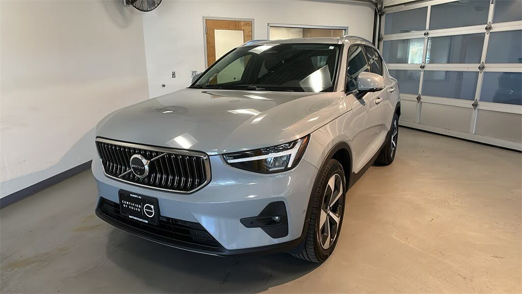 2025 Volvo XC40 B5 Plus Bright Theme AWD