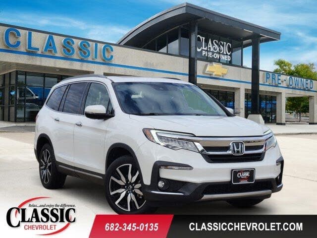 2020 Honda Pilot Touring AWD with Rear Captain's Chairs