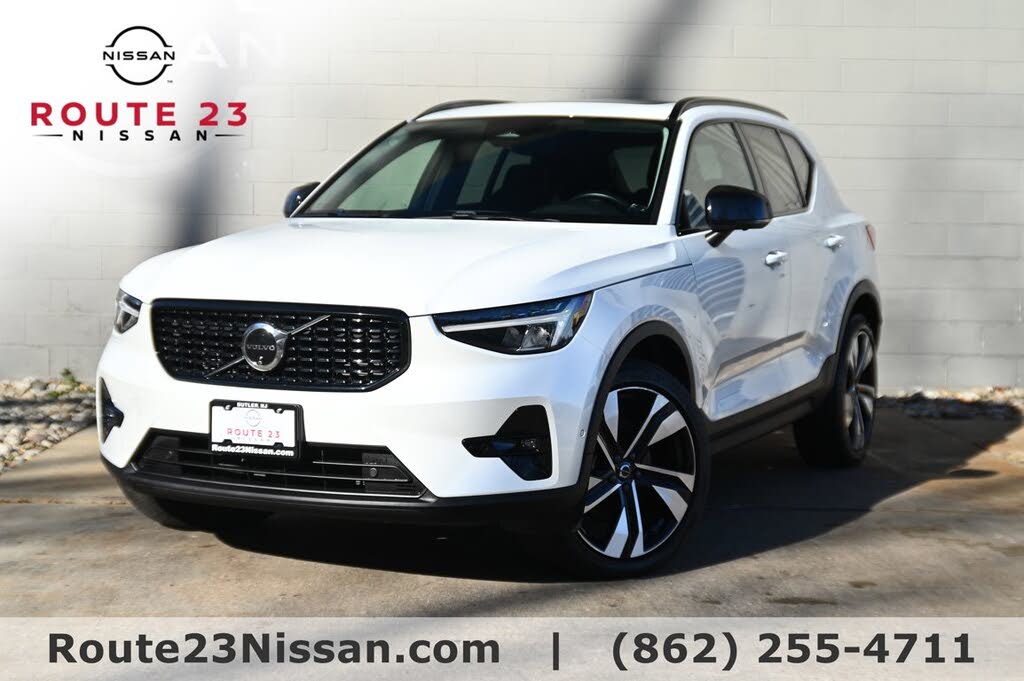 2024 Volvo XC40 B5 Plus Dark Theme AWD